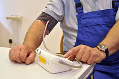 Die Blutdruckmessung gehörte zum Angebot der Stiftung DHD beim Gesundheitstag in Bochum an, © Armin Kühn